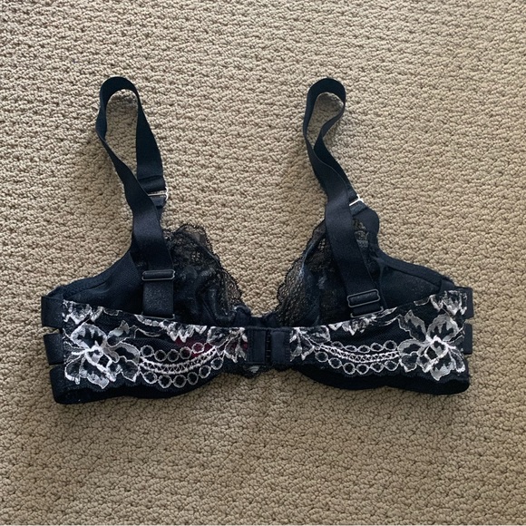 Brand new never worn lace bralette from La Senza. 32C. Asking $20 - Picture 3 of 4